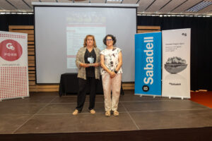 Imatge de l'entrega del guardó a l'encarregada de la granja Mas Roig d'Agramunt de Pinsos Yak