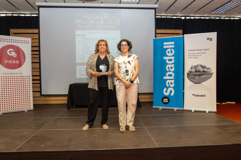 Imatge de l'entrega del guardó a l'encarregada de la granja Mas Roig d'Agramunt de Pinsos Yak