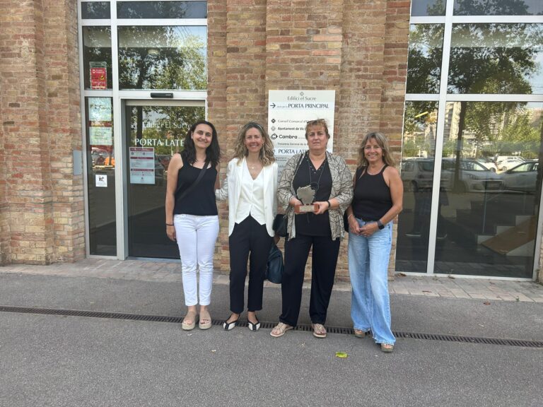 Imatge de Teresa Lloret, adjunta de gerència de Pinsos Yak, amb altres persones de l'empresa